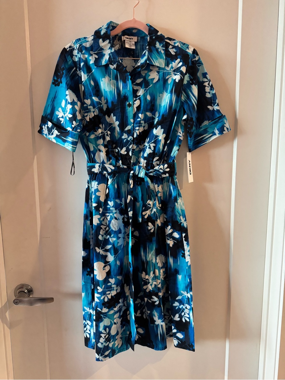 DKNY women’s dress size 6  Blue/ white floral button front cotton shirt dress
